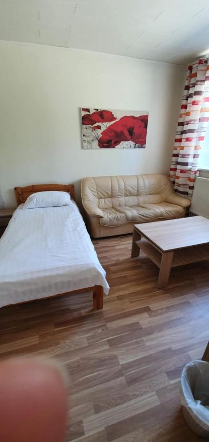 Maenniku Jk Hostel Tallinn Bagian luar foto